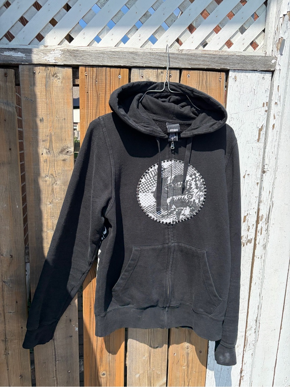 Etnies Black Zip-Up Hoodie with Graphic Chest Circle